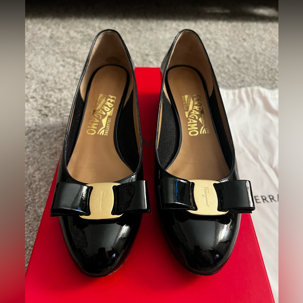 Ferragamo Vara pump in black - size 5.5